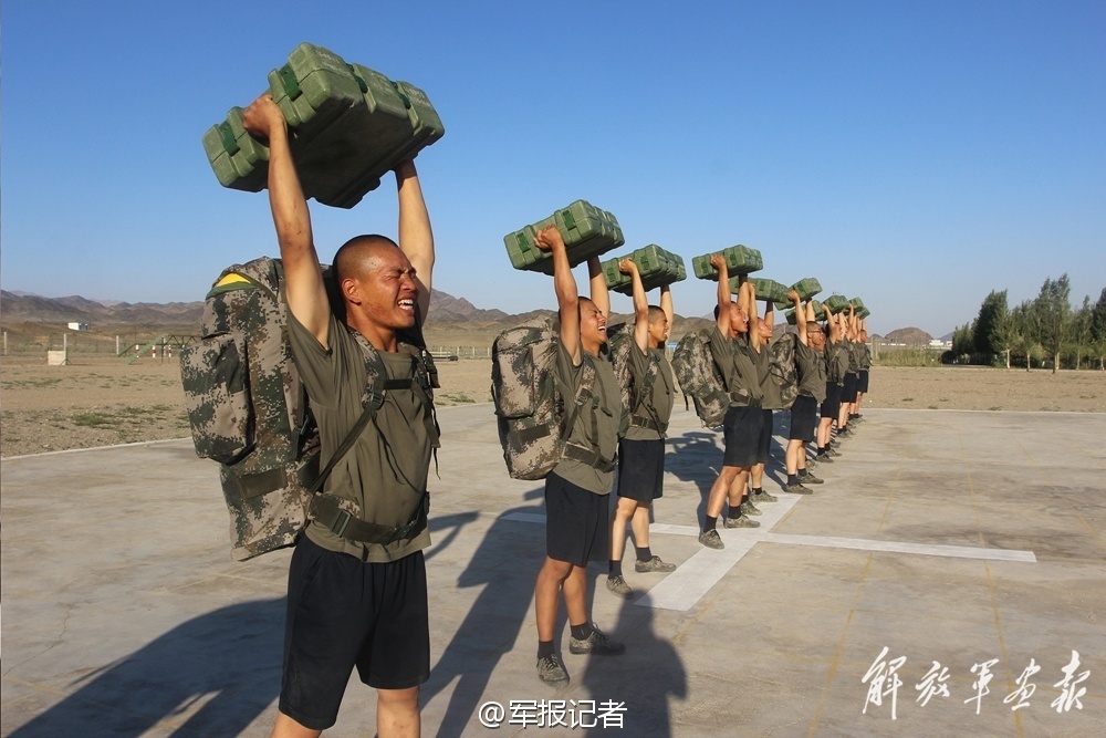 俄罗斯开学，女老师一段穿薄纱裙跳肚皮舞惊艳全场，网友争议不断 